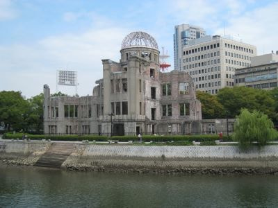 原爆ドームと広島東京海上ビル