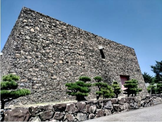 山本忠司の設計した瀬戸内海歴史民俗資料館の石垣