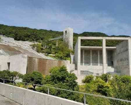 淡路夢舞 台滝と空庭