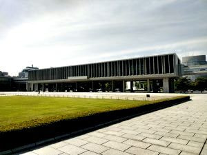 ル・コルビュジエの影響を色濃く受けた瀬戸内の建築の一つである建築家丹下健三による平和記念資料館