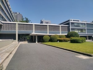 ル・コルビュジエの影響を色濃く受けた瀬戸内の建築の一つである建築家薬袋公明による広島県庁舎