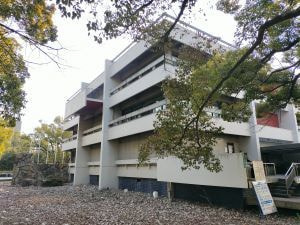 ル・コルビュジエの影響を色濃く受けた瀬戸内の建築の一つである建築家芦原義信による旧香川県立図書館