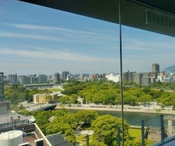 有名建築家による瀬戸内の展望台の一つおりづるタワーから見た平和記念公園