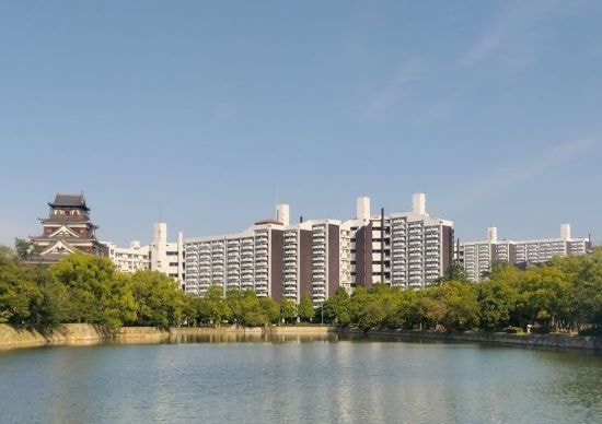 市営基町高層アパートと広島城