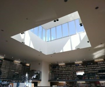 奈義町現代美術館に併設する図書館