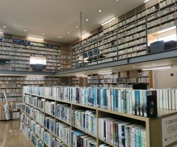 奈義町現代美術館に併設する図書館