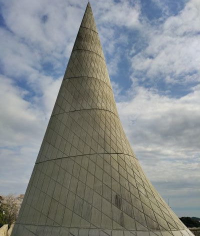 建築家丹下健三が設計した瀬戸内にある若人の広場記念塔
