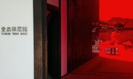建築家永山祐子による豊島横尾館入口の赤ガラス
