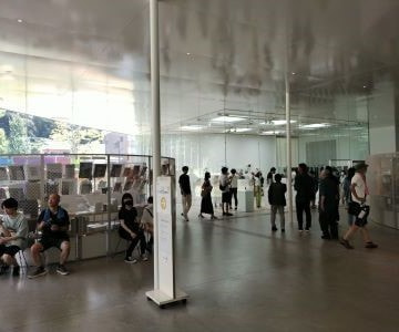 建築家妹島和世と西澤立衛により設立されたSANAAによってつくられた金沢21世紀美術館