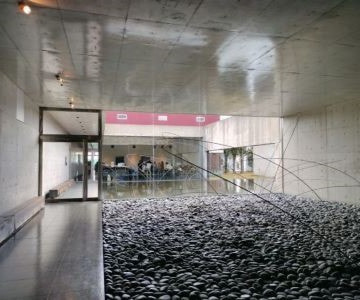 現代アートが楽しめる奈義町現代美術館にある宮脇愛子の作品「大地」