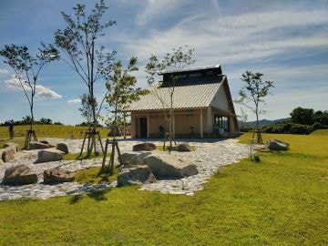 大串半島芝生広場と「時の納屋」