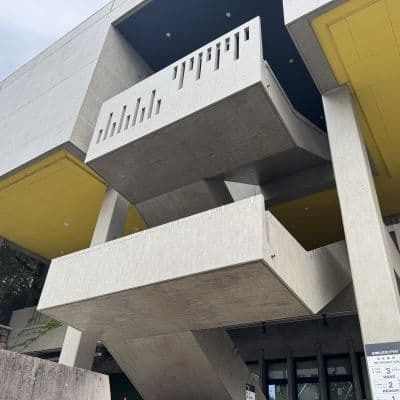 天神山文化センター（旧岡山県総合文化センター）1階ピロティ