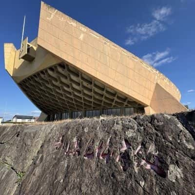 解体調査中の旧香川県立体育館