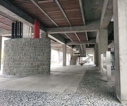 高松のモダニズム建築の一つ香川県庁舎ロビー