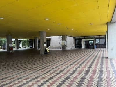 天神山文化センター(旧岡山県総合文化センター)1階ピロティ