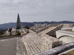 ル・コルビュジエの影響を色濃く受けた瀬戸内の建築の一つである建築家丹下健三による戦没学徒記念館