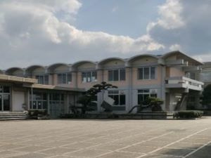 ル・コルビュジエの影響を色濃く受けた瀬戸内の建築の一つである建築家大江宏による石田高等学校