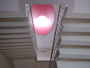 ル・コルビュジエの影響を色濃く受けた瀬戸内の建築の一つである建築家増田友也による鳴門市文化会館の階段