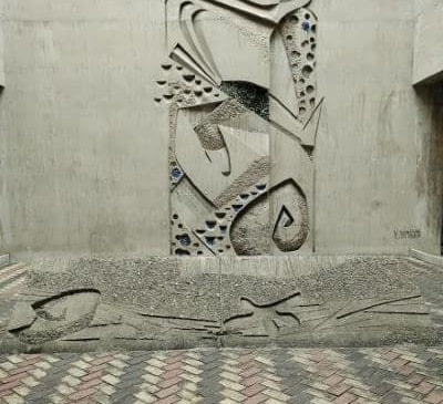 岡山県総合文化センター入口レリーフ「鳥柱」