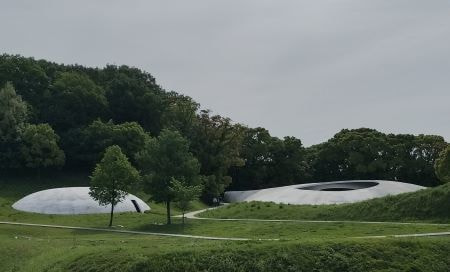 建築家西沢立衛による瀬戸内の名建築豊島美術館