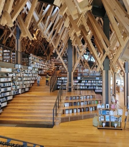 建築家隈研吾による梼原町立図書館(雲の上の図書館)