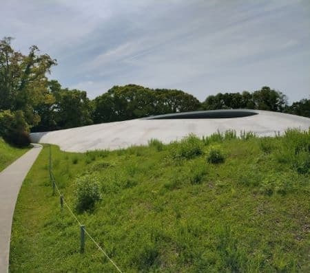 建築家西沢立衛による瀬戸内の名建築豊島美術館