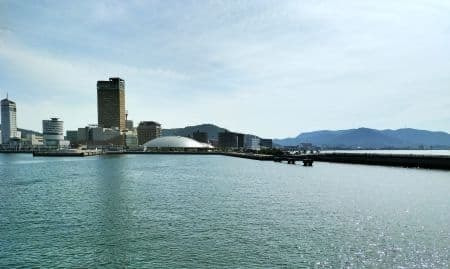 海上から見た香川県立アリーナ