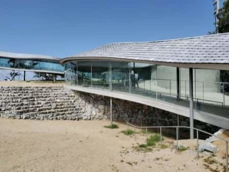 建築家周防貴之により設計された「やしまーる」