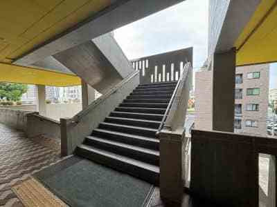 天神山文化センター(旧岡山県総合文化センター)1階ピロティから見た庭園