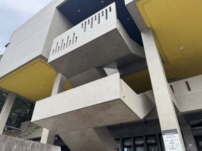 天神山文化センター(旧岡山県総合文化センター)1階ピロティ