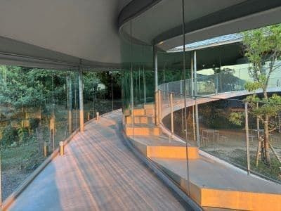 建築家周防貴之により設計された「やしまーる」