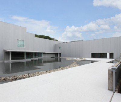 長野県立東山魁夷館中庭