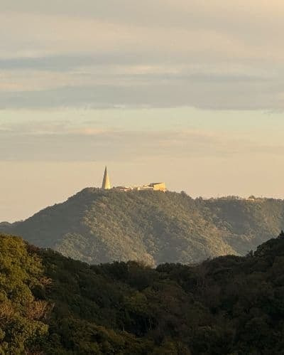 旧若人の広場