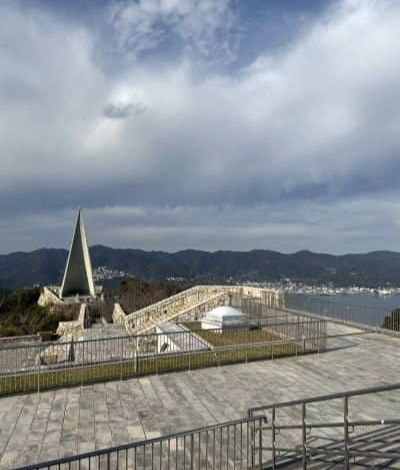 旧若人の広場